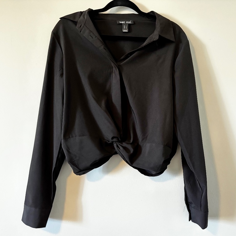 Black Button-Up Cropped Blouse Shirt with Front Twist Knot – Black – Large